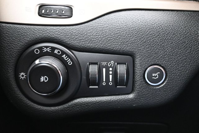 Used 2015 Jeep Cherokee Latitude w/ Comfort/Convenience Group FWD image 26