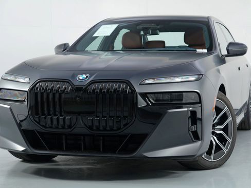 Used 2023 BMW i7 xDrive60 image 3