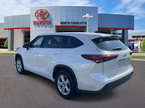 Used 2025 Toyota Highlander LE FWD image 6