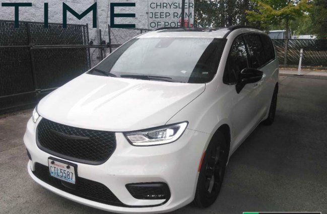 Used 2025 Chrysler Pacifica Limited FWD image 1