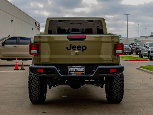 Used 2025 Jeep Gladiator Sport image 8