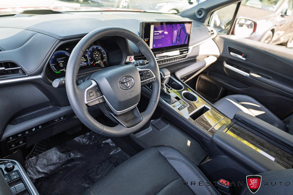 Used 2025 Toyota Sienna Platinum AWD/4WD image 26