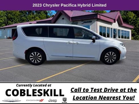 Used 2023 Chrysler Pacifica Limited FWD image 3