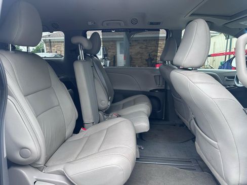 Used 2015 Toyota Sienna XLE w/ XLE Navigation Package FWD image 20
