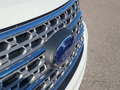 Used 2022 Ford Explorer Limited w/ Equipment Group 301A image 7