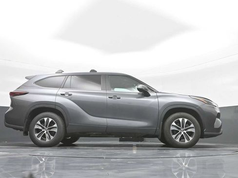 Used 2024 Toyota Highlander XLE image 35