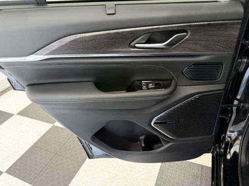 Used 2023 Jeep Grand Cherokee Overland w/ Advanced Protech Group III AWD/4WD image 19