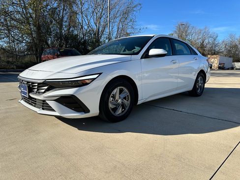 Used 2025 Hyundai Elantra SE image 1
