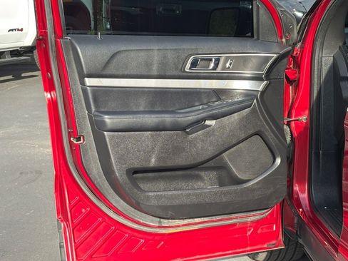 Used 2017 Ford Explorer XLT w/ Equipment Group 202A AWD/4WD image 20