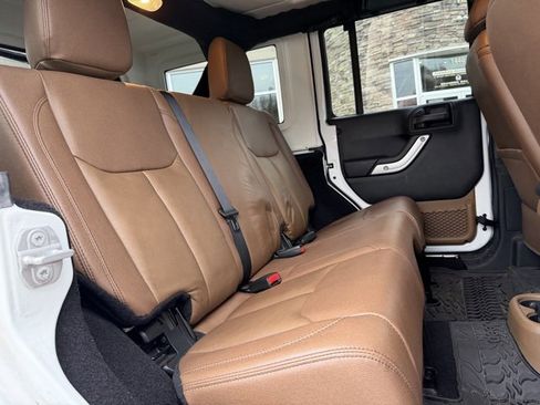 Used 2018 Jeep Wrangler Unlimited Rubicon w/ Connectivity Group image 41