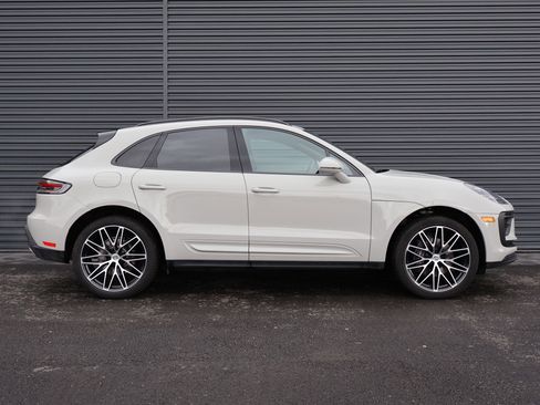 Certified 2026 Porsche Macan AWD/4WD image 9