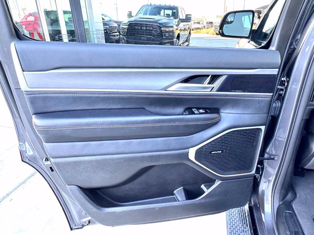Used 2025 Jeep Wagoneer Series II AWD/4WD image 16