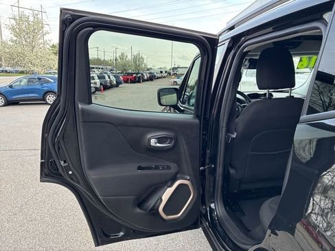 Used 2016 Jeep Renegade Latitude image 12
