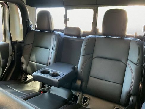 Used 2021 Jeep Gladiator Rubicon AWD/4WD image 9