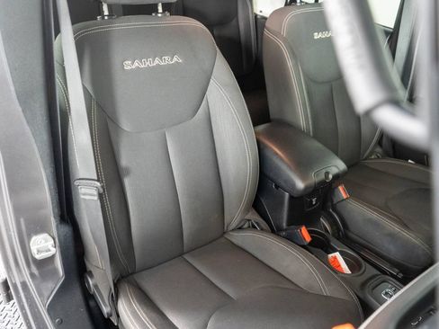 Used 2016 Jeep Wrangler Unlimited Sahara w/ Connectivity Group AWD/4WD image 7