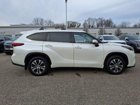 Used 2021 Toyota Highlander XLE image 9
