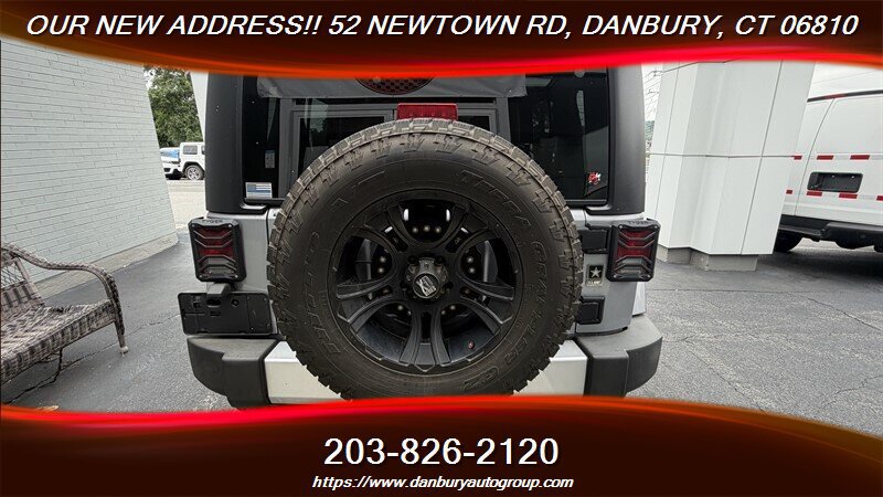 Used 2014 Jeep Wrangler Unlimited Sahara w/ Dual Top Group AWD/4WD image 4