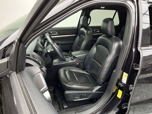 Used 2019 Ford Explorer XLT w/ Equipment Group 202A AWD/4WD image 11
