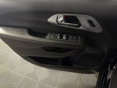 Used 2026 Chrysler Pacifica Limited FWD image 28