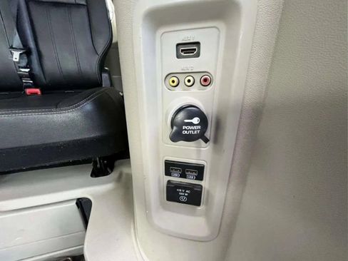 Used 2014 Chrysler Town & Country Touring image 16