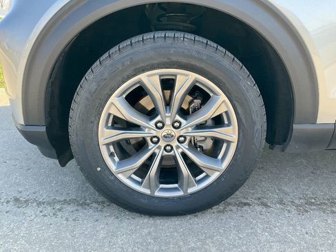 Used 2020 Ford Explorer XLT w/ Equipment Group 202A image 7