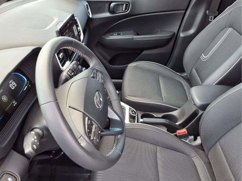 Certified 2025 Hyundai Venue Limited FWD image 15