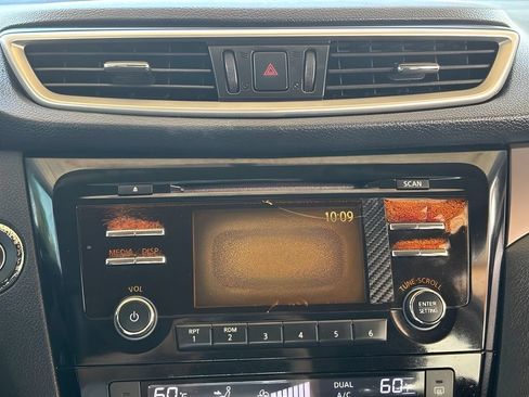 Used 2014 Nissan Rogue SV FWD image 17