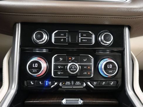 Used 2023 GMC Yukon XL Denali AWD/4WD image 28