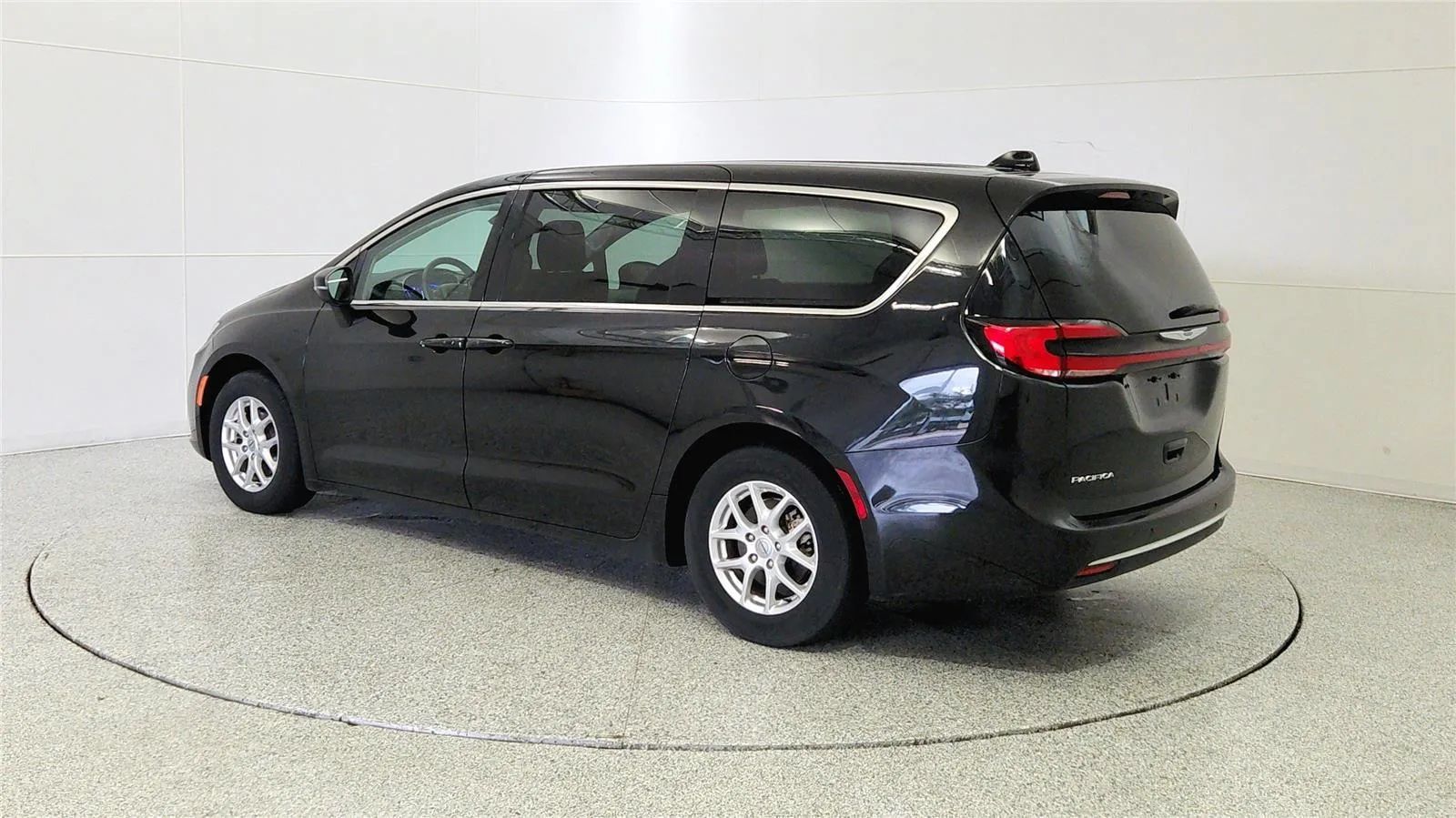 Used 2023 Chrysler Pacifica Touring-L FWD image 6