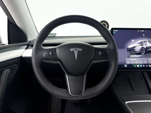 Used 2024 Tesla Model Y Long Range AWD/4WD image 3