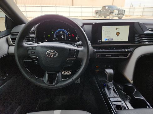 Used 2025 Toyota Camry SE image 11