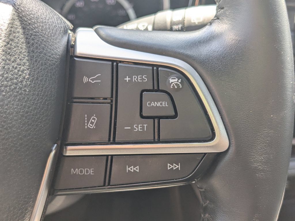 Used 2024 Toyota Highlander XSE FWD image 13