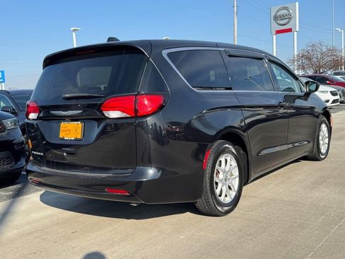 Used 2017 Chrysler Pacifica Touring image 3