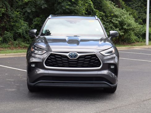 Used 2021 Toyota Highlander XLE AWD/4WD image 24