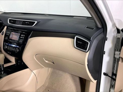 Used 2015 Nissan Rogue SV image 22