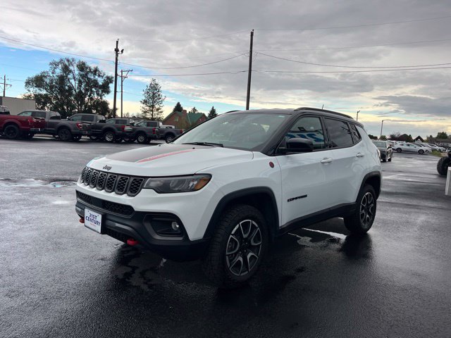 Used 2025 Jeep Compass Trailhawk AWD/4WD image 3