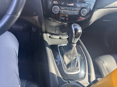 Used 2017 Nissan Rogue SL w/ SL Premium Package FWD image 18