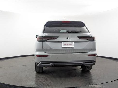 Used 2025 Mitsubishi Outlander SE image 7