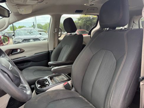 Used 2018 Chrysler Pacifica Touring Plus w/ Tire & Wheel Group FWD image 13