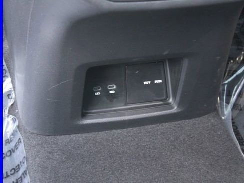 Used 2025 Volkswagen Atlas Cross Sport SE w/ Panoramic Sunroof Package image 28