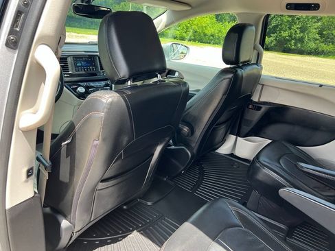Used 2019 Chrysler Pacifica Touring Plus w/ Cold Weather Group FWD image 21