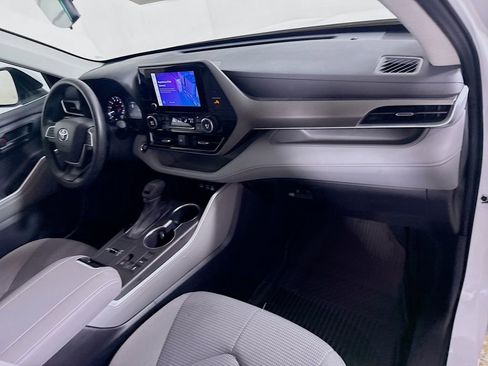 Certified 2023 Toyota Highlander L image 28