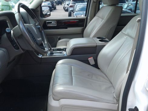 Used 2017 Lincoln Navigator Select image 18