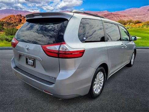 Used 2015 Toyota Sienna XLE image 4
