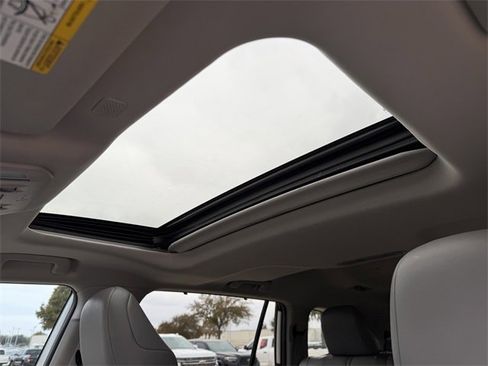 Used 2020 Toyota Highlander XLE image 25