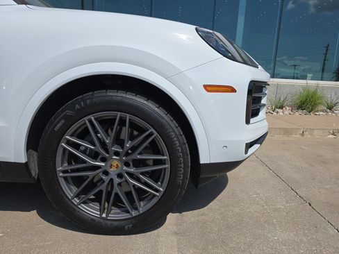 Used 2024 Porsche Cayenne AWD/4WD image 11