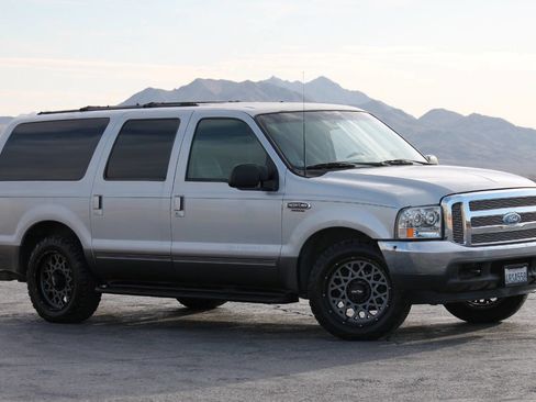 Used 2001 Ford Excursion XLT image 2