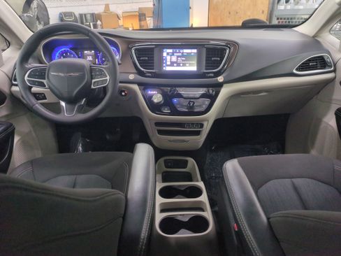 Certified 2022 Chrysler Voyager LX image 16