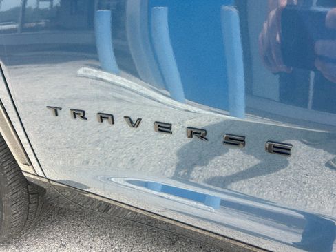 Used 2025 Chevrolet Traverse RS FWD image 6
