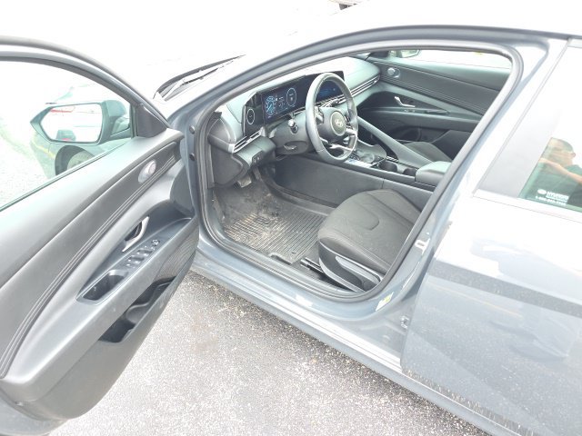 Used 2025 Hyundai Elantra SEL w/ Cargo Package FWD image 6
